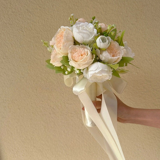 Bouquet de mariée pivoines blanc rosé doux