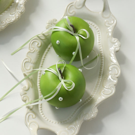 2 pommes artificielles vertes avec perles et ruban