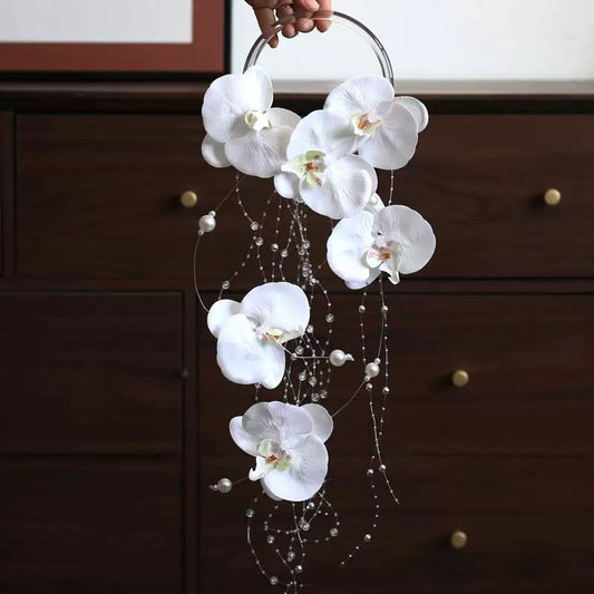 Bouquet de mariée cascade bohème aux orchidées sur structure circulaire