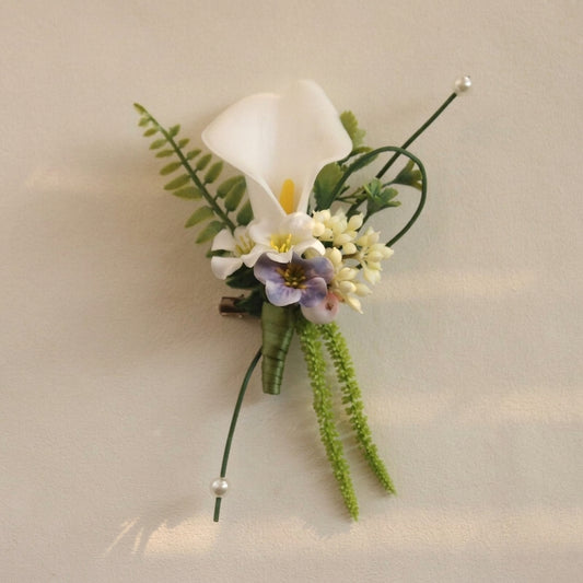Boutonnière de lys calla blanc pour marié
