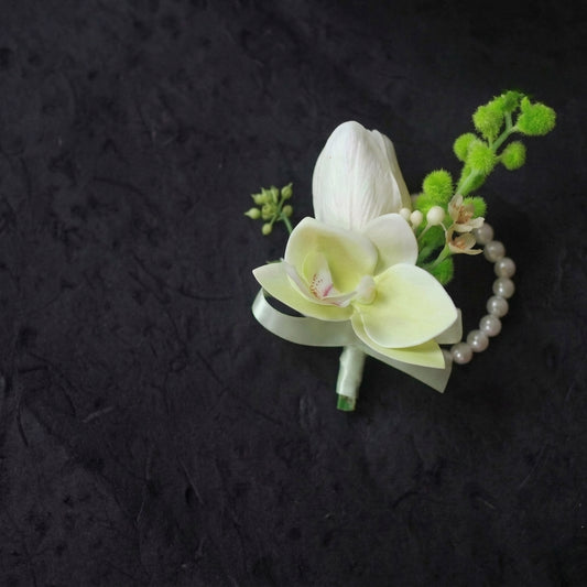 Ensemble boutonnière et bracelet de fleurs en lys calla et orchidée