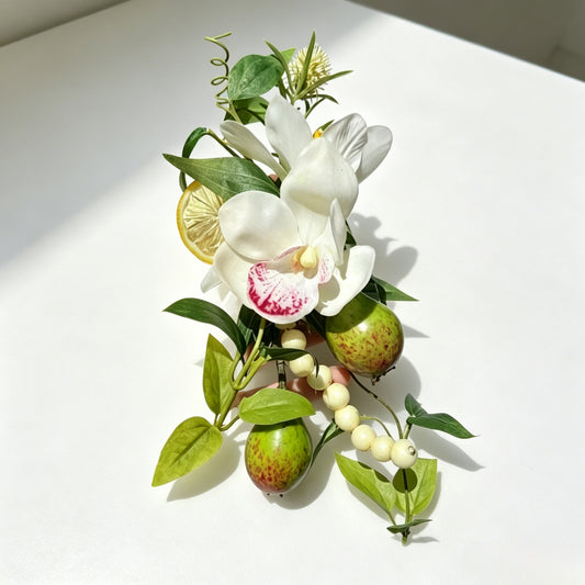 Boutonnière cascade orchidée et agrumes
