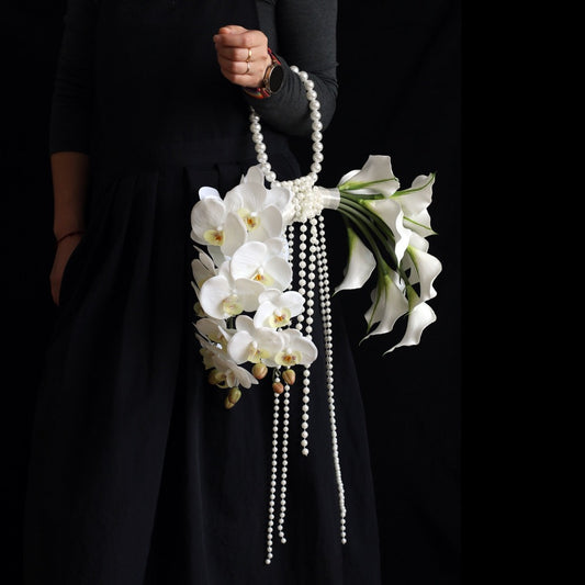 Bouquet de mariée orchidées blanches, lys calla et perles