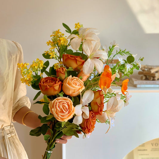 Bouquet de mariée aux roses orange vif et pêche