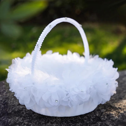Panier de demoiselle d'honneur à fleurs blanches à volants