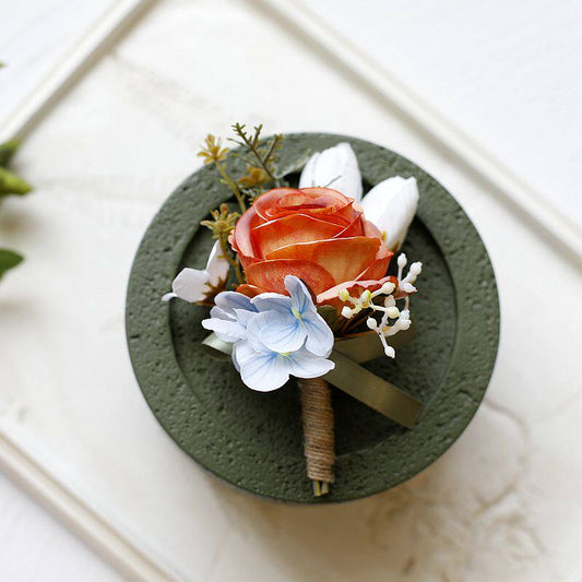 Boutonnières rose terre cuite pour garçons d'honneur