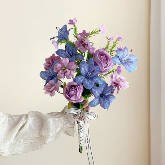 Bouquet de fleurs sauvages pour demoiselle d'honneur bleu et violet