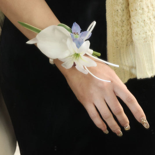 Ensemble boutonnière et corsage, lys calla blanc et fleur bleue