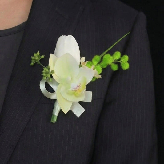 Ensemble boutonnière et bracelet de fleurs en lys calla et orchidée