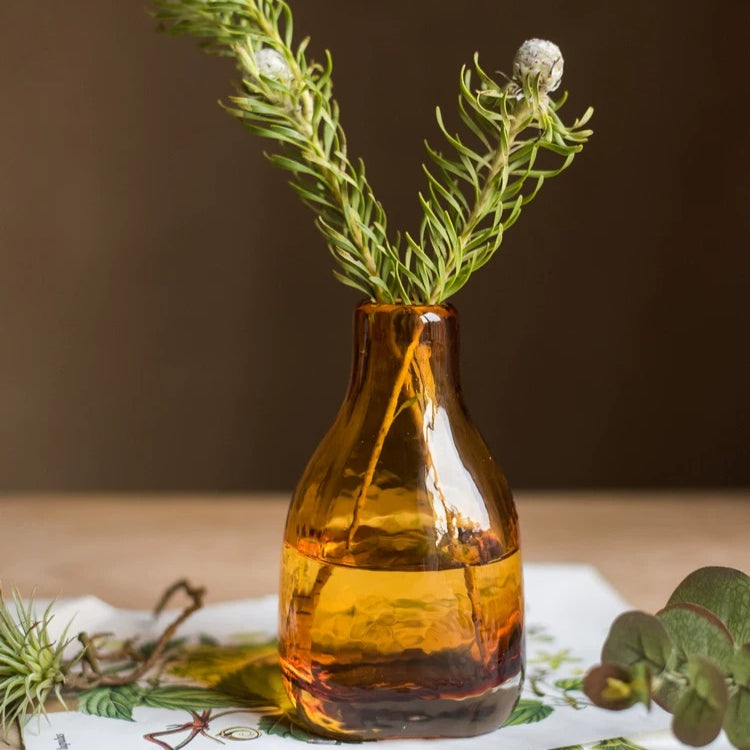 Vase soliflore en verre martelé ambre