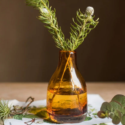 Vase soliflore en verre martelé ambre