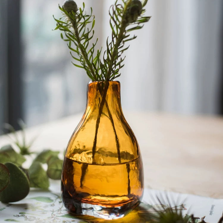 Vase soliflore en verre martelé ambre