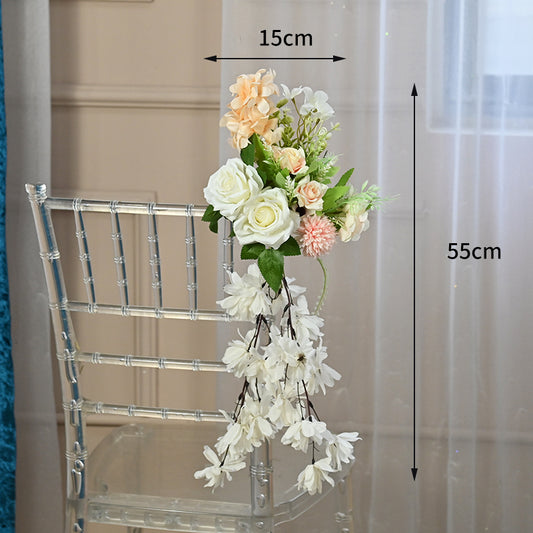 Décorations florales pour les chaises de l'allée de mariage