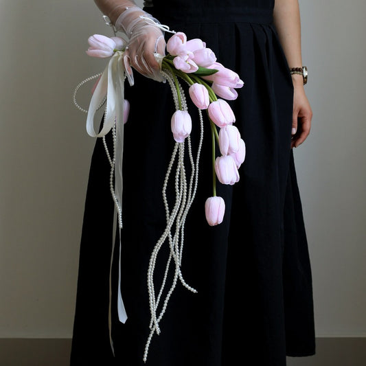 Bouquet de mariée en cascade de tulipes avec des fils de perles