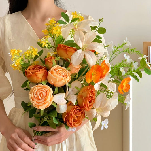 Bouquet de mariée aux roses orange vif et pêche
