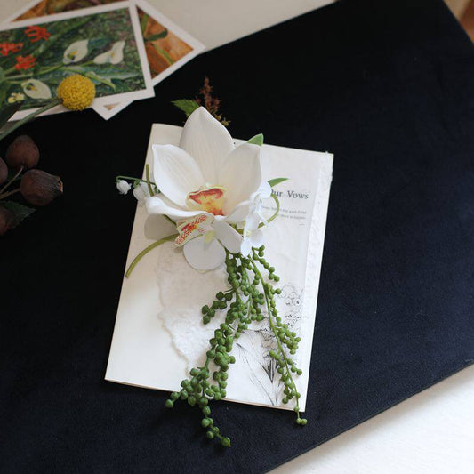 Boutonnière orchidée blanche en cascade pour marié
