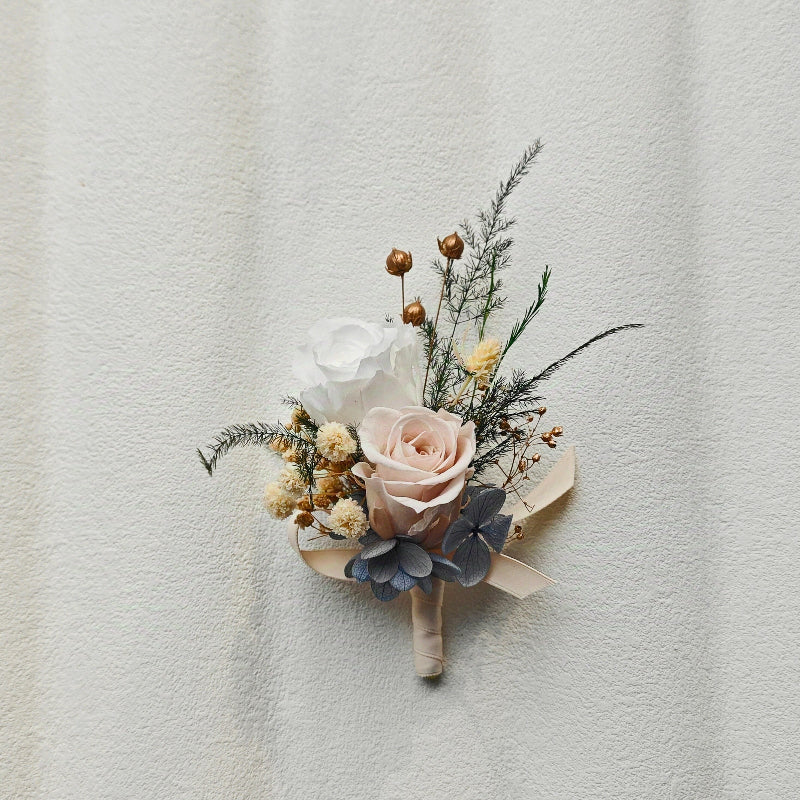Boutonnière et bracelet de fleurs stabilisées couleur champagne