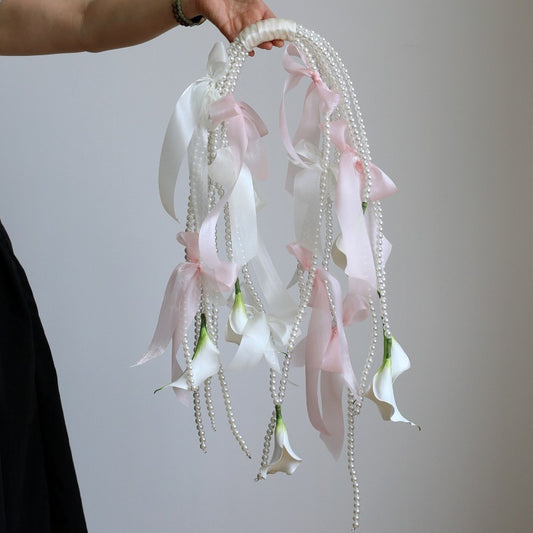 Bouquet de mariée en cascade de lys calla et perles avec rubans