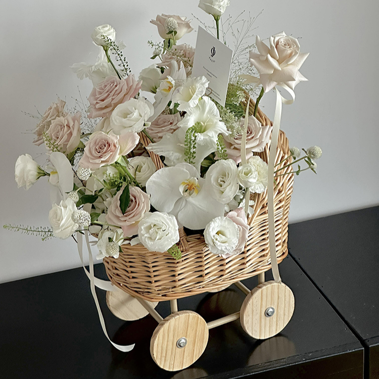 Panier à fleurs pour poussette de bébé en rotin