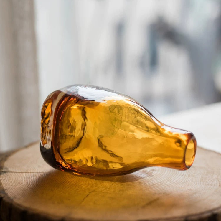 Vase soliflore en verre martelé ambre