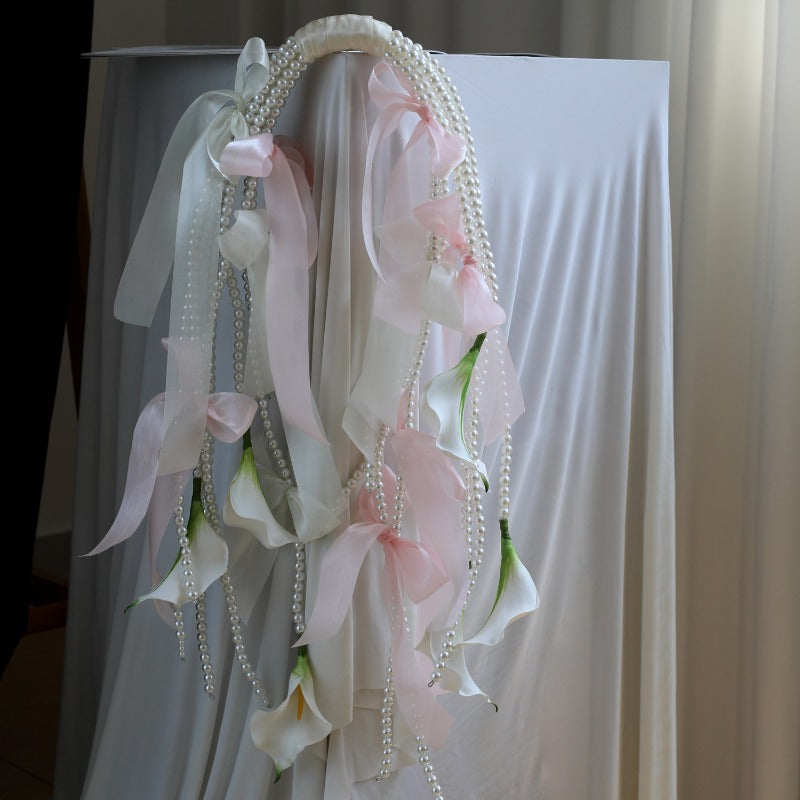 Bouquet de mariée en cascade de lys calla et perles avec rubans