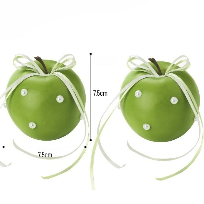 قطعتان من التفاح الأخضر الصناعي مع لؤلؤ وشريطة