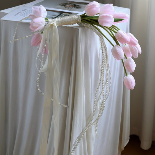 Bouquet de mariée en cascade de tulipes avec des fils de perles