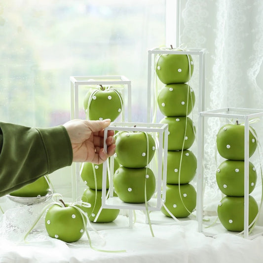 Décoration de pommes vertes artificielles empilées dans un cadre en fer blanc