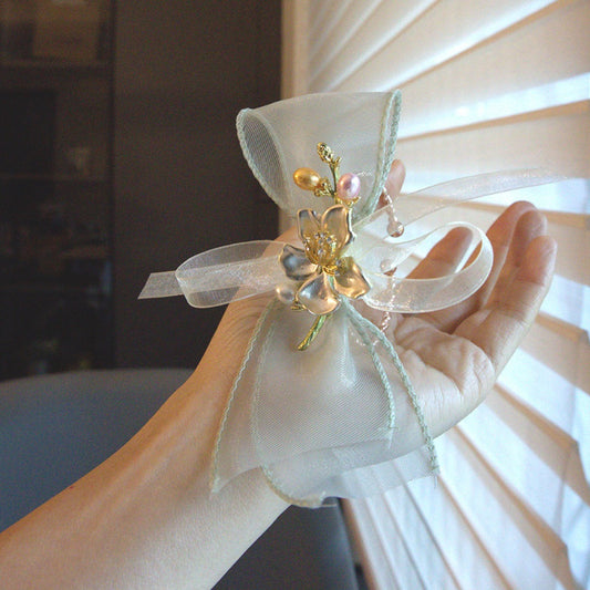 Corsage de poignet floral en organza vert sauge