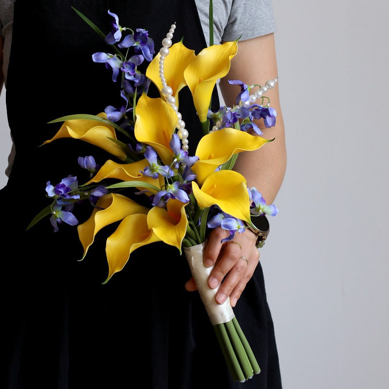 Bouquet de demoiselle d'honneur aux callas jaunes et violettes