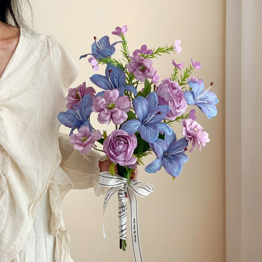Bouquet de fleurs sauvages pour demoiselle d'honneur bleu et violet