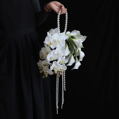 Bouquet de mariée orchidées blanches, lys calla et perles
