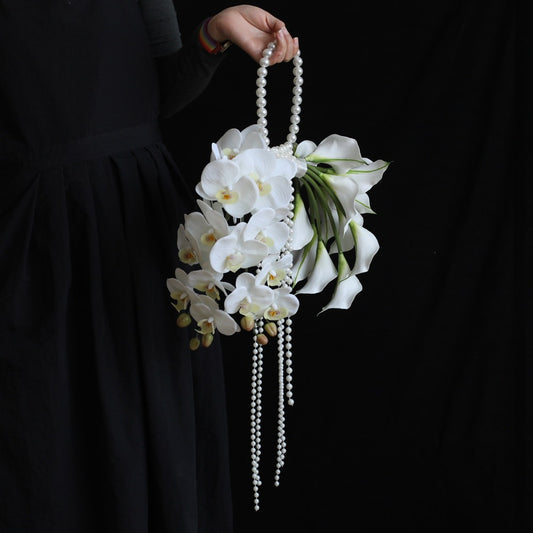 Bouquet de mariée orchidées blanches, lys calla et perles