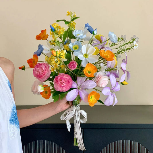 Bouquet de mariée champêtre aux fleurs colorées et éclatantes