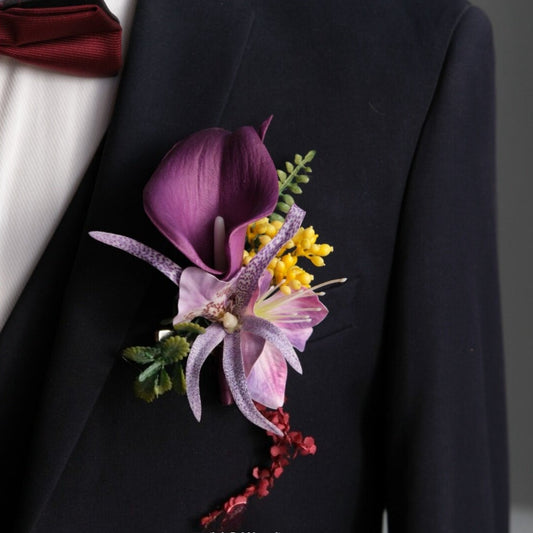 Ensemble boutonnière et corsage en lys calla violet profond