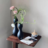 Load image into Gallery viewer, Bowling Black Flower Vase