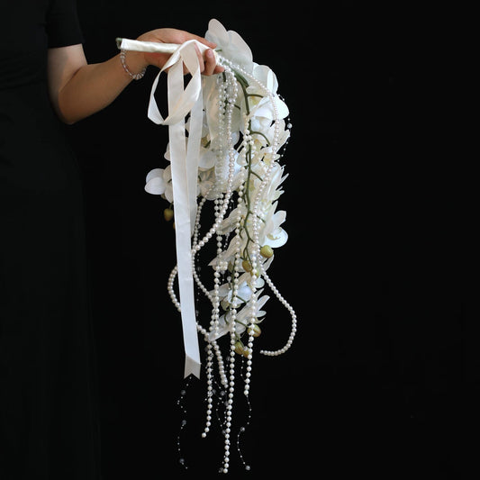 Bouquet de mariée en cascade d'orchidées blanches perlées