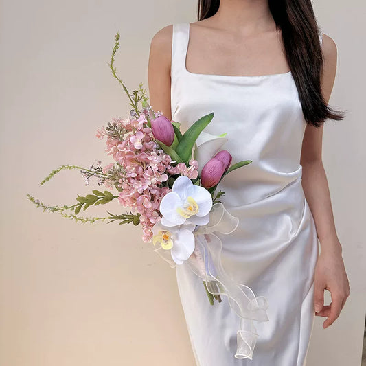 Bouquet de demoiselle d'honneur fantaisie aux tulipes et orchidées roses