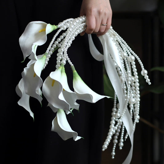 Bouquet de mariée à longues tiges de lys calla et perles