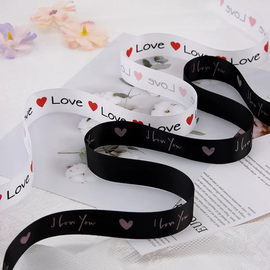 شريط مطبوع بقلوب كلمة LOVE لعيد الحب (2.5 سم × 25 ياردة)