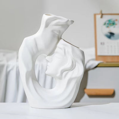 Vase en céramique abstrait à couples entrelacés