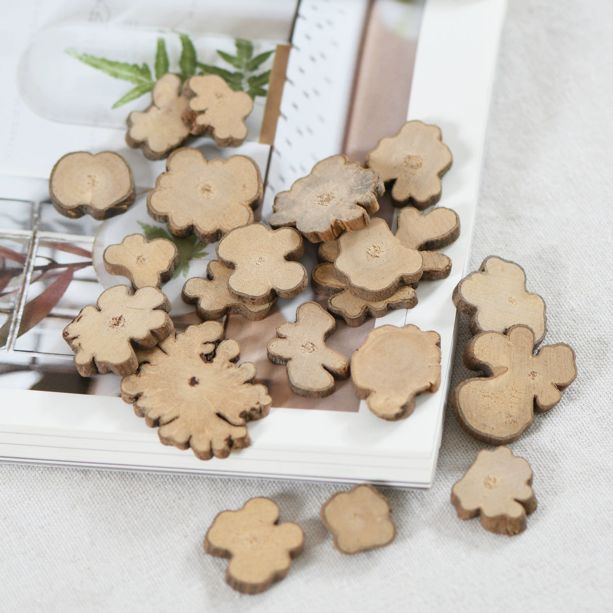 50pcs Flower-shaped Natural Wooden Slices
