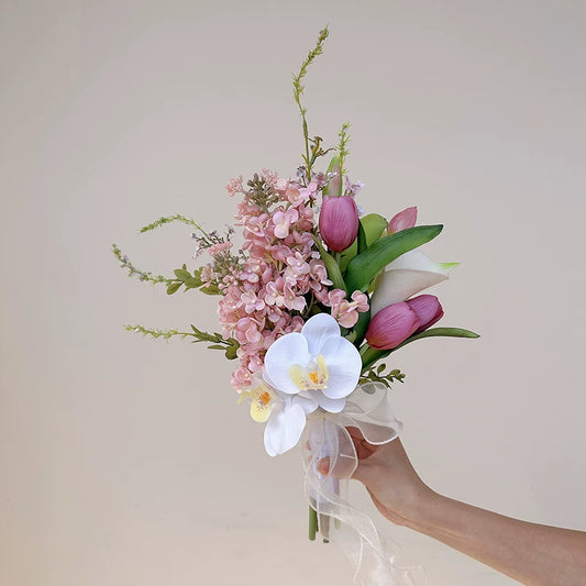 Bouquet de demoiselle d'honneur fantaisie aux tulipes et orchidées roses