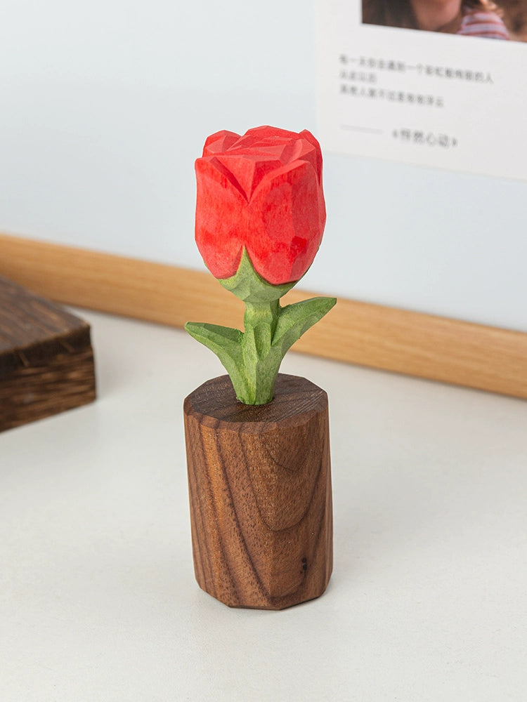 هدية عيد الحب على شكل وردة منحوتة على الخشب