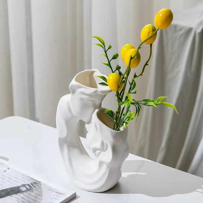 Vase en céramique abstrait à couples entrelacés