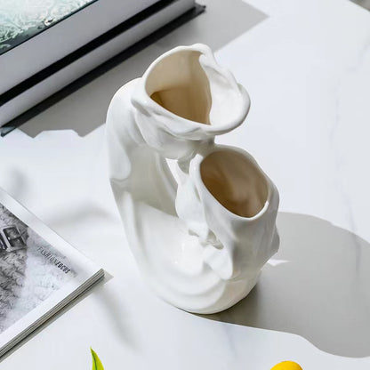Vase en céramique abstrait à couples entrelacés