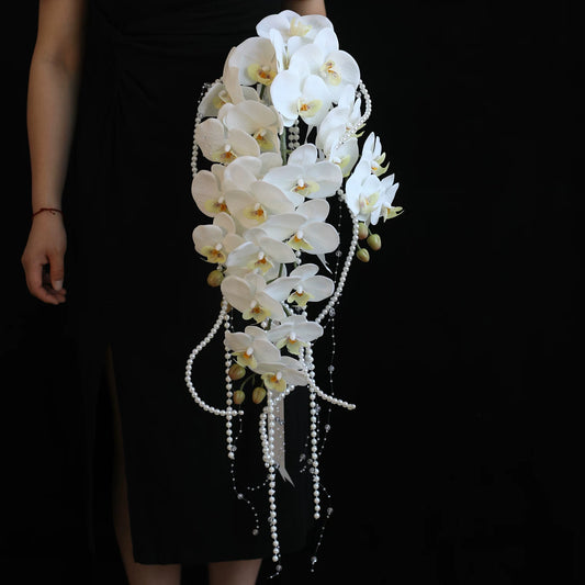Bouquet de mariée en cascade d'orchidées blanches perlées
