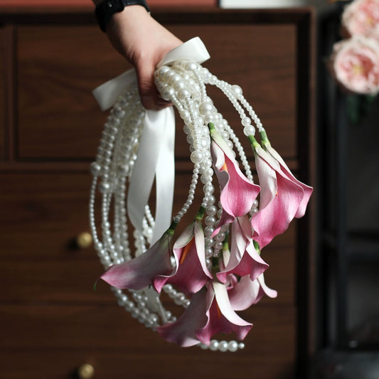 Bouquet de mariée à longues tiges de lys calla et perles