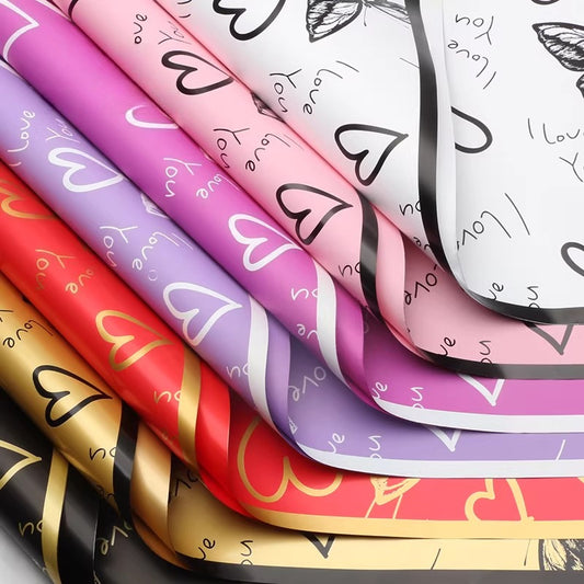 20 feuilles de papier d'emballage pour bouquet motif papillons et cœurs (57x57 cm)