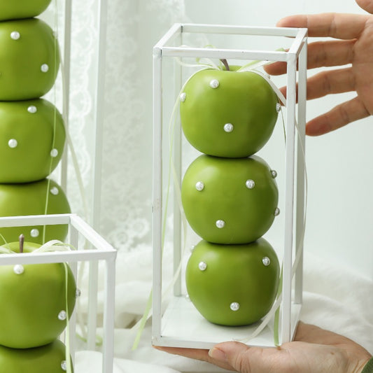 Décoration de pommes vertes artificielles empilées dans un cadre en fer blanc